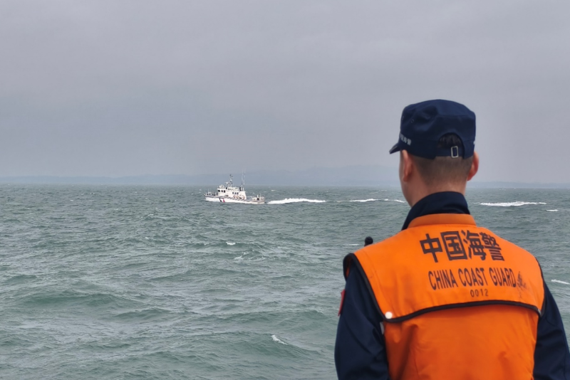 福建海警在金门附近海域开展执法巡查。
