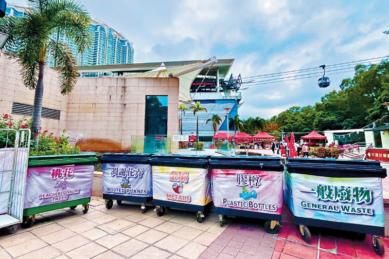 食环署在年宵市场按桃花、凋谢花卉等，设不同垃圾桶。