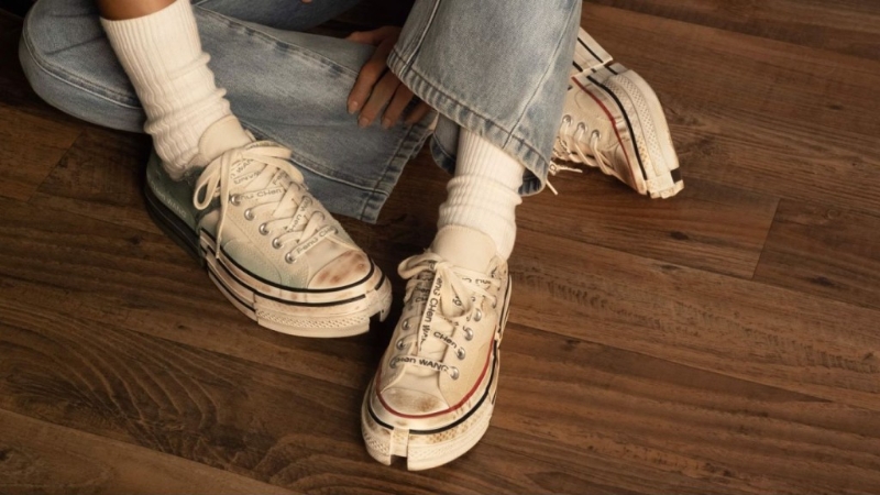 Converse x Feng Chen Wang系列2-in-1特别版低筒帆布鞋 $1,199。 Converse x Feng Chen Wang系列2-in-1特别版低筒帆布鞋 $1,199。