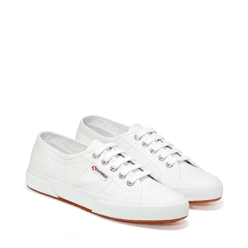 Superga经典2750白鞋 $478。 Superga经典2750白鞋 $478。