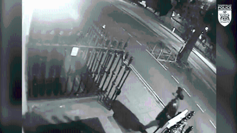 闭路电视可见当时卡雷诺独自一人在街上步行,似乎有点迷路。 Thames Valley Police 闭路电视可见当时卡雷诺独自一人在街上步行,似乎有点迷路。 Thames Valley Police