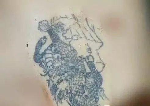 菲律宾甲美地省加莫纳社发现的无头尸身有麒麟纹身。 菲柬迪快报 菲律宾甲美地省加莫纳社发现的无头尸身有麒麟纹身。 菲柬迪快报