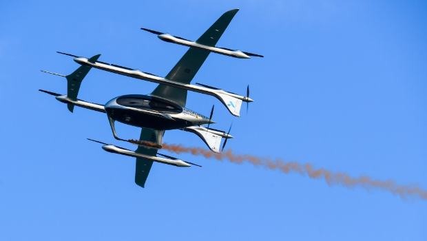 eVTOL“空的”在深圳蛇口邮轮母港附近海域上空飞行。