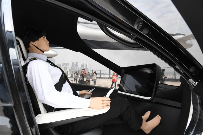 2月27日，在深圳蛇口邮轮母港，5座eVTOL“空的”上搭载著假人，模拟一家人搭乘航空器出行。
