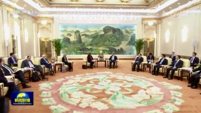 李强会见美国商会会长。 李强会见美国商会会长。
