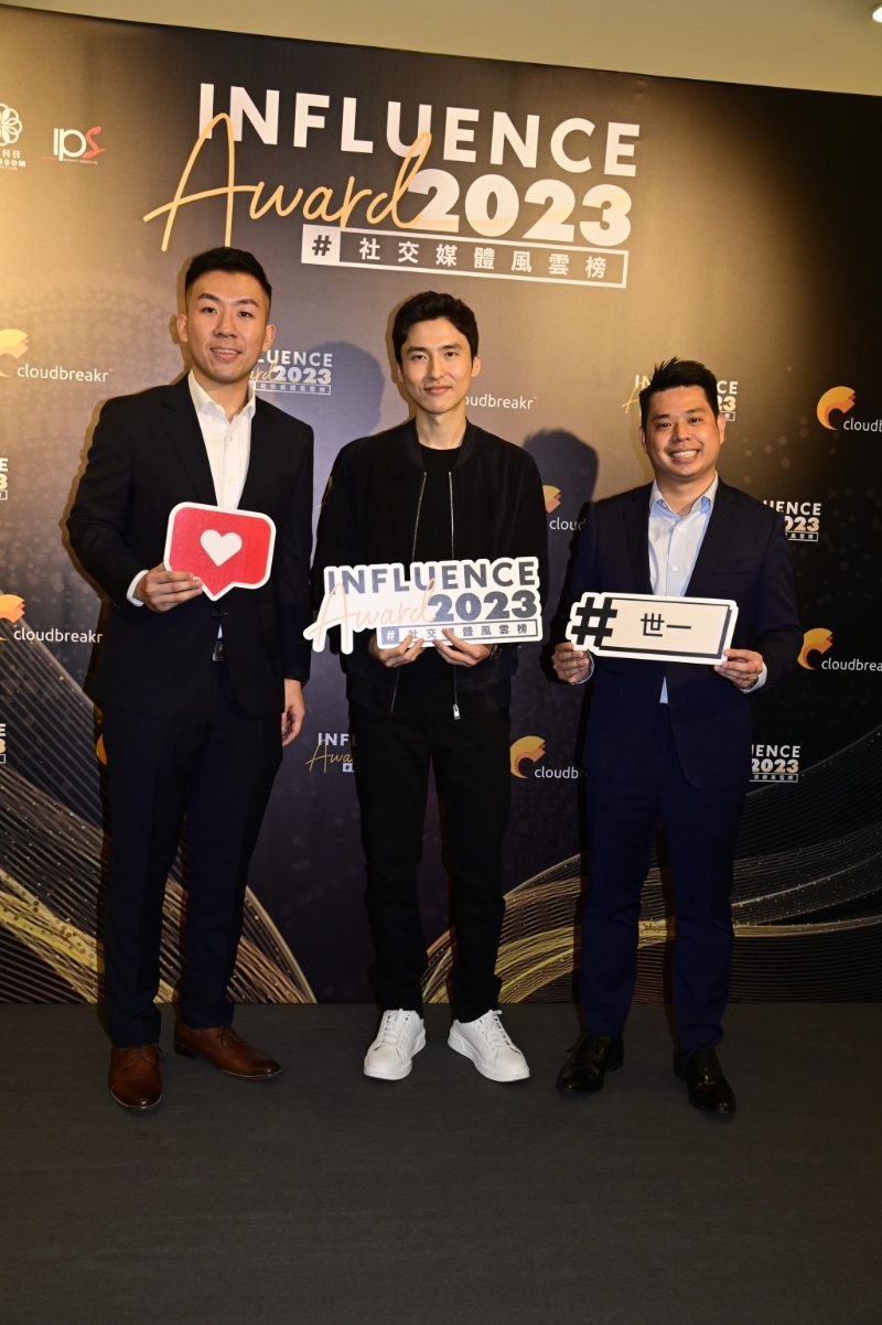 蔡加讚（中）向一众得奖者颁奖
