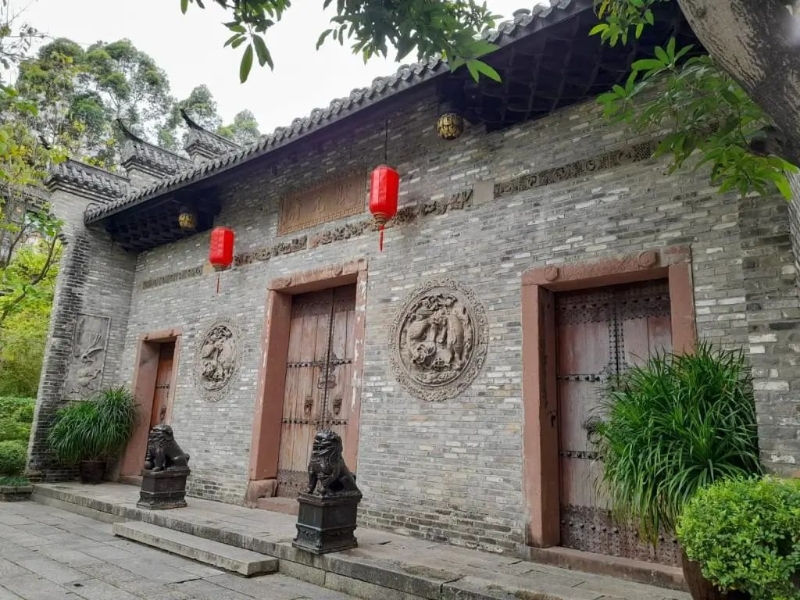 古镇除有风景有食肆有商场,还有人像绘画,更有汉服租借。 古镇除有风景有食肆有商场,还有人像绘画,更有汉服租借。