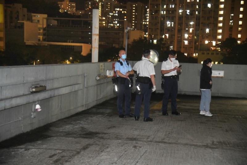 警方于九龙城广场天台进行调查。