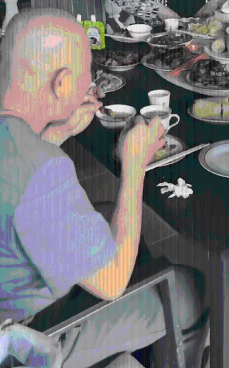 脱下袈裟的洞鈜法师正大口吃沙嗲鸡肉。 脱下袈裟的洞鈜法师正大口吃沙嗲鸡肉。