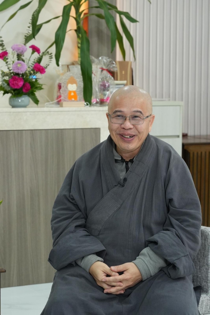 穿起袈裟的洞鈜法师。 穿起袈裟的洞鈜法师。