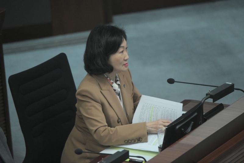 叶刘淑仪问当局在立法后会否禁社交媒体。 叶刘淑仪问当局在立法后会否禁社交媒体。