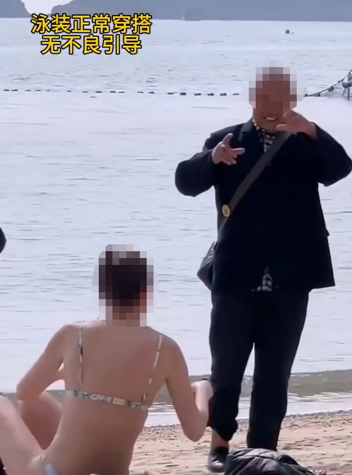 光头大爷成功合照后满脸笑容离开。 光头大爷成功合照后满脸笑容离开。