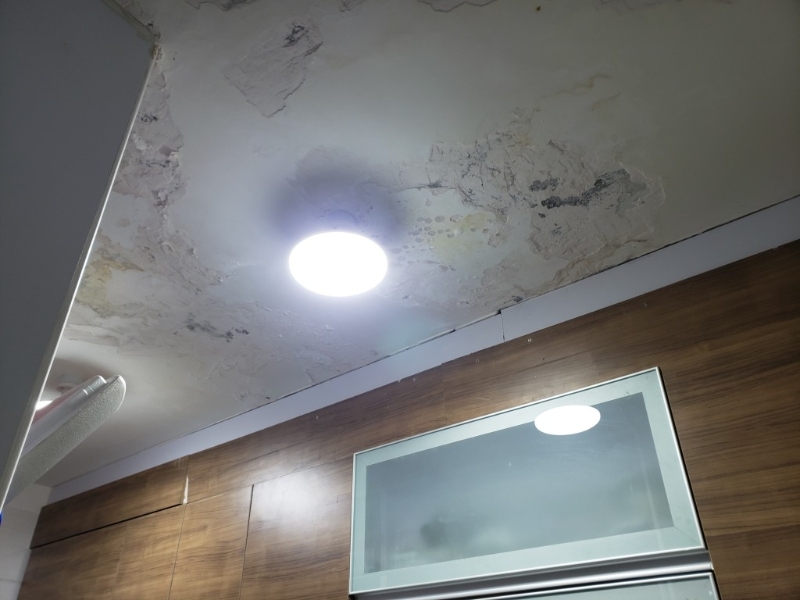 因为楼上渗水,罗太住所的厨房天花出现石屎剥落。 因为楼上渗水,罗太住所的厨房天花出现石屎剥落。