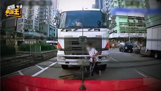 港警严打违规司机，便衣警票控乱过马路行人，冀降夺命意外