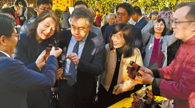 加州政府运营署署长黄思敏（左二）。