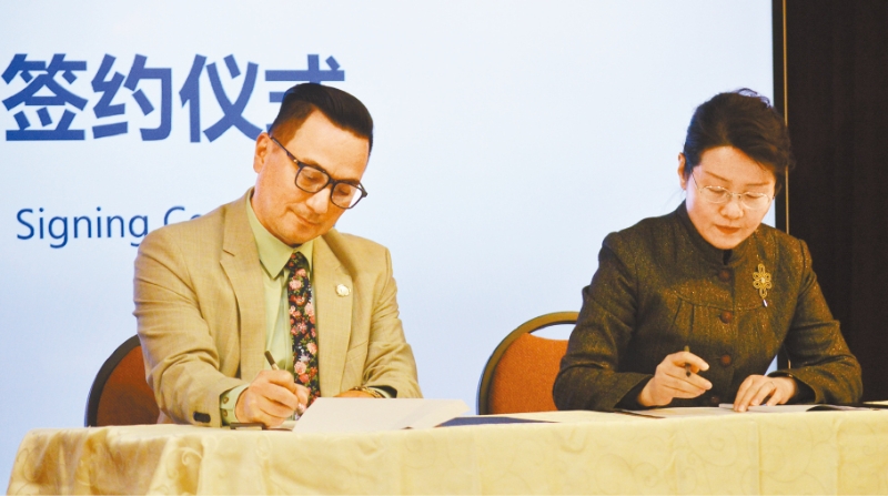 三藩市总图书馆馆长玄柏高（左）和山东省文化和旅游厅厅长王磊（右）。