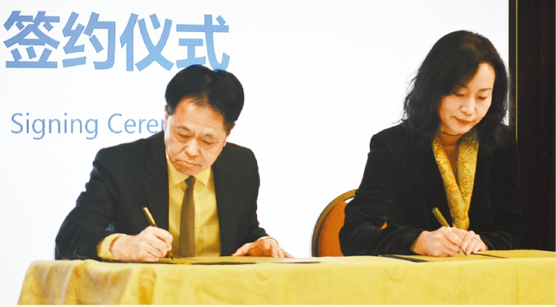 中美青少年学生交流协会共同主席周树琪（左）和山东省人民对外友好协会常务副会长陈白薇（右）。