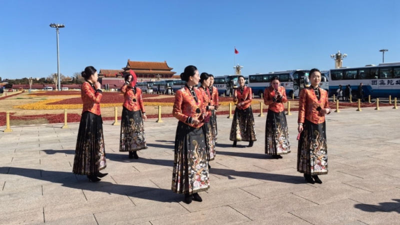 两会工作人员身着马面裙。 两会工作人员身着马面裙。