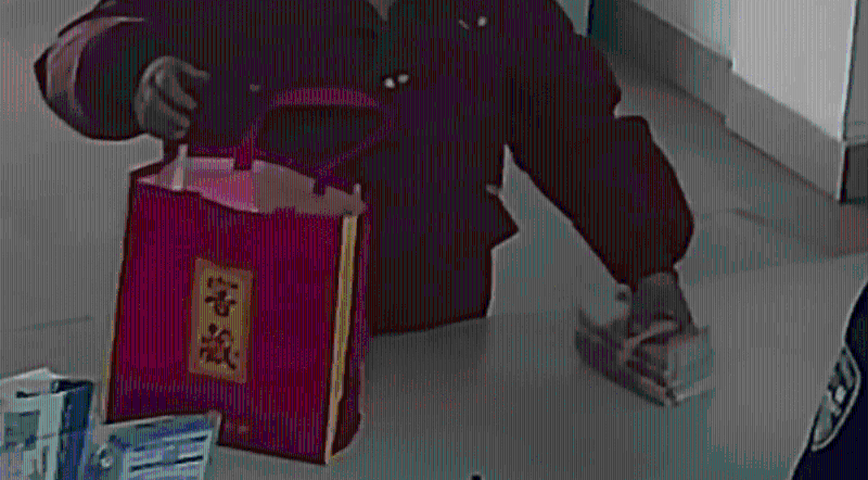 取出大量人民币。 取出大量人民币。