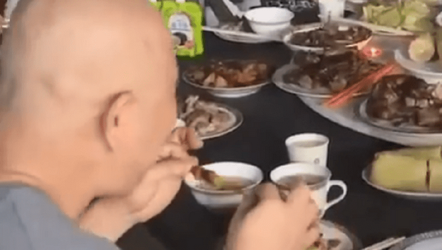 东周网再踢爆“食肉和尚”挑战色戒，与贱友妙论澳门寻欢事
