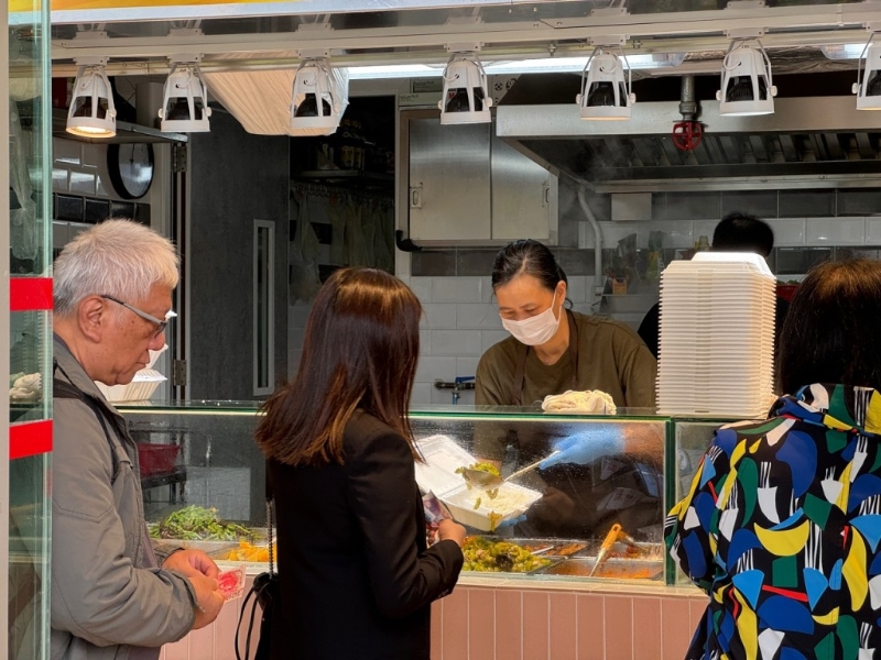 午饭时间店员做到无停手。