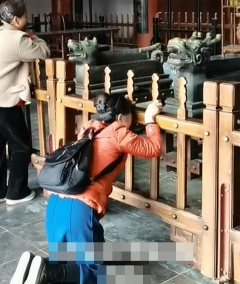 疑似跪哭的女子现身 疑似跪哭的女子现身