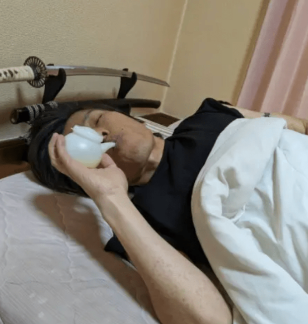 Kimbae称,一吃固体食物就吐,只能以小胶壶喝果汁充饥 Kimbae称,一吃固体食物就吐,只能以小胶壶喝果汁充饥