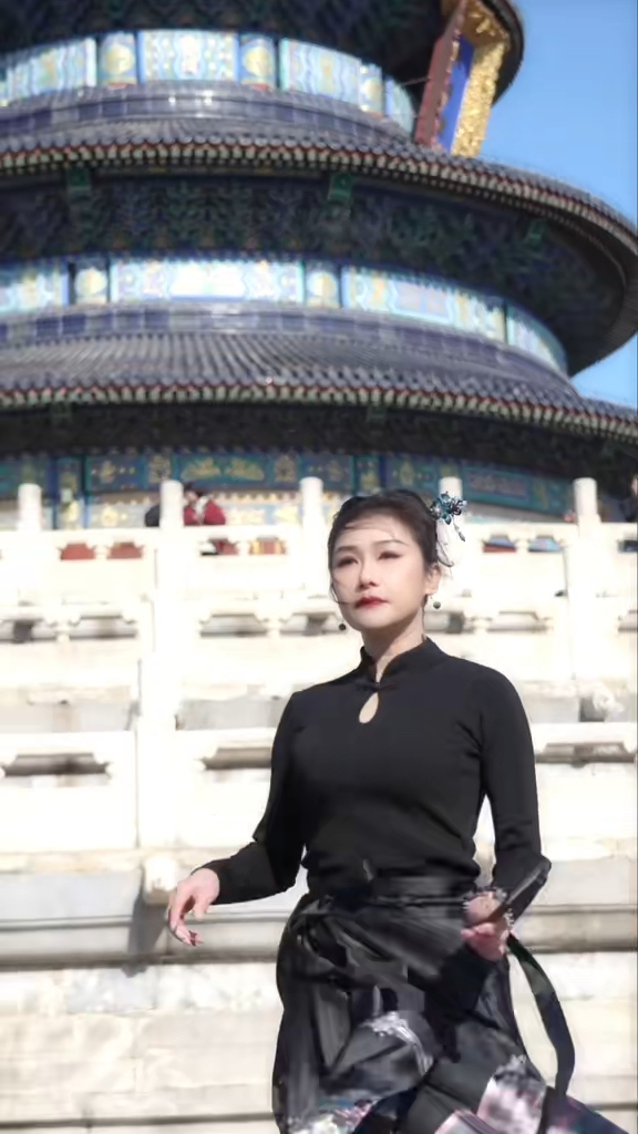 张慧仪被强风吹得头发有点凌乱。 张慧仪被强风吹得头发有点凌乱。