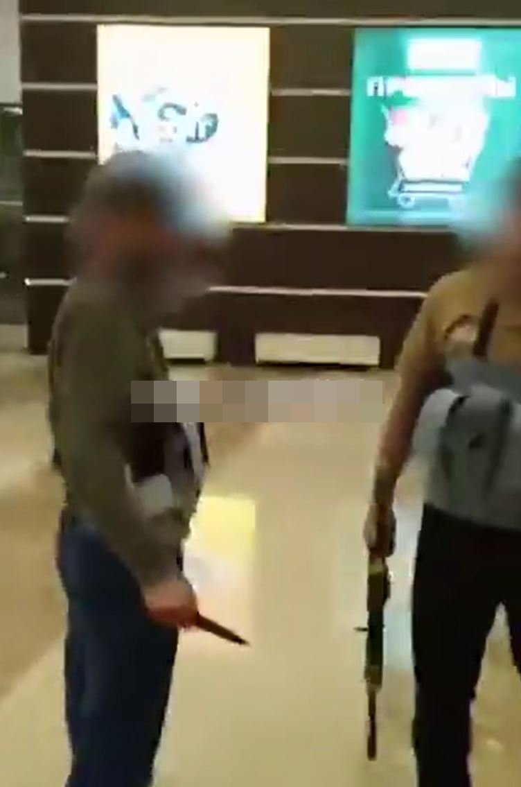 镜头见有人分别持刀及机枪 镜头见有人分别持刀及机枪
