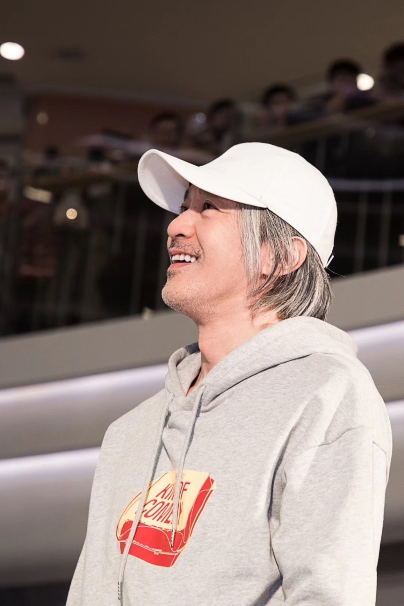 现年61岁的周星驰近年退居幕后。 现年61岁的周星驰近年退居幕后。