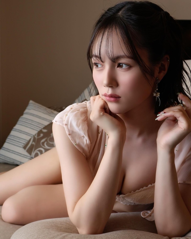 现年26岁的凉森玲梦,于2019年出道成为AV女优。 现年26岁的凉森玲梦,于2019年出道成为AV女优。