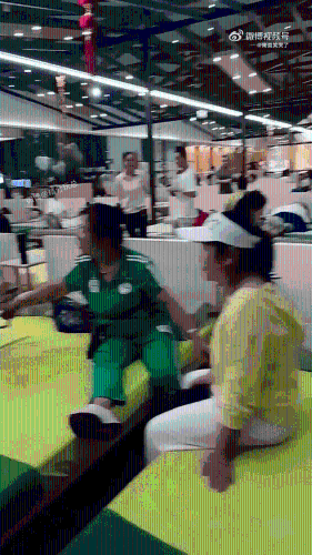 团友拍下被困床垫店的情况