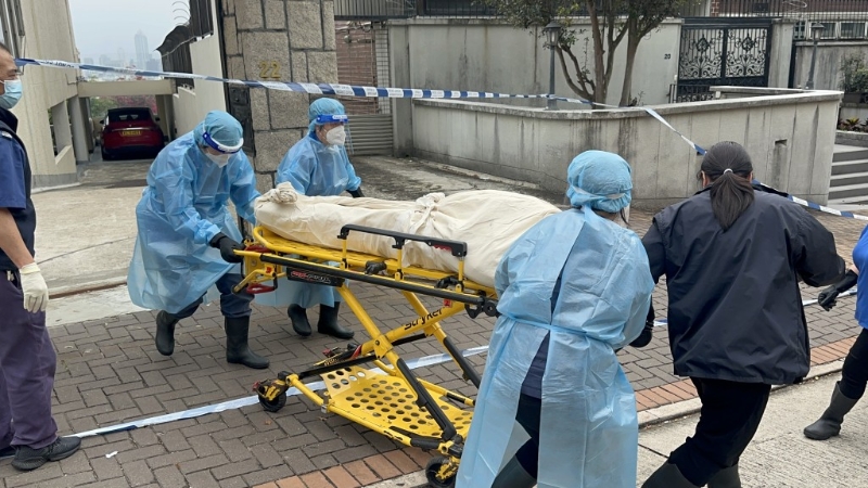 老翁遗体移往殓房待验。