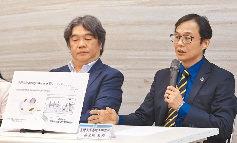 王必胜（左）、台大毒理学研究所教授姜至刚（右）