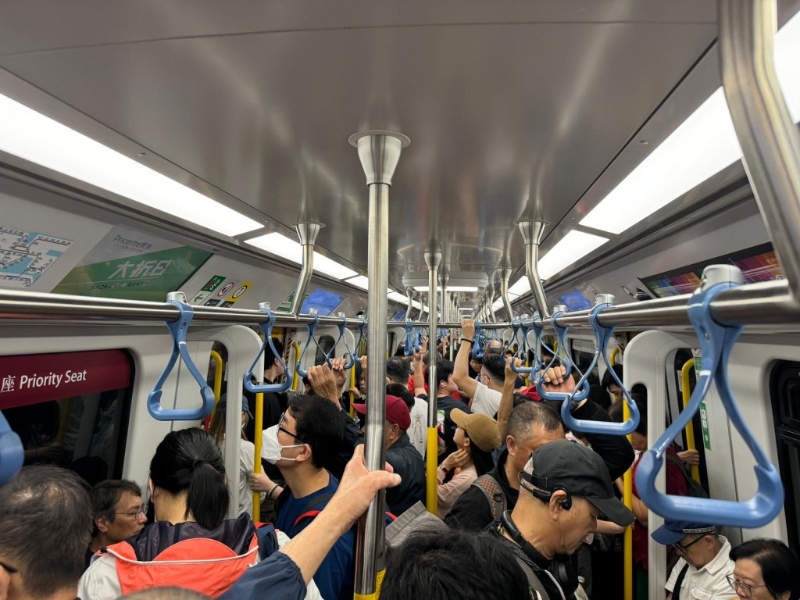 港铁车箱内迫满过关的人潮。 港铁车箱内迫满过关的人潮。
