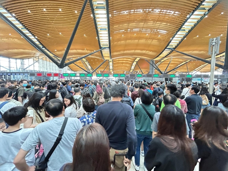 港珠澳大桥出入境大堂挤满北上的人潮 港珠澳大桥出入境大堂挤满北上的人潮