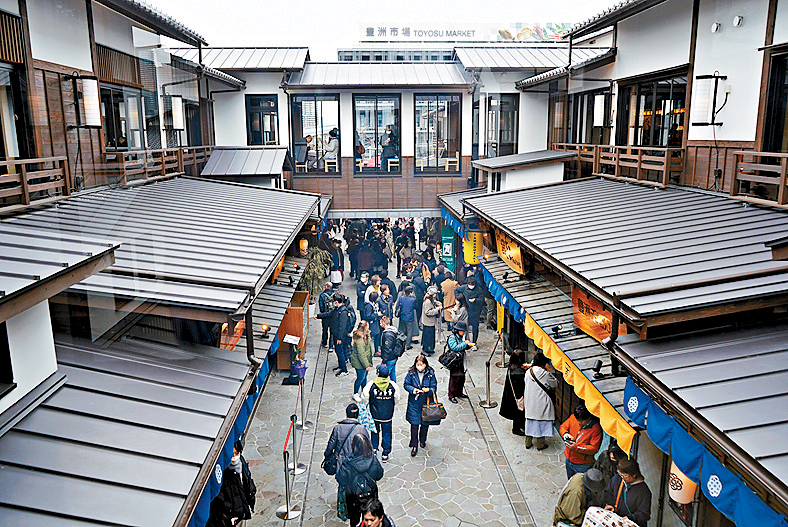 东京丰洲市场新开幕的设施千客万来有多间食肆及小食档进驻,游客络绎不绝。 东京丰洲市场新开幕的设施千客万来有多间食肆及小食档进驻,游客络绎不绝。