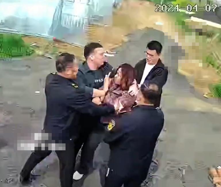 闭路电视拍下多名男子对女子动粗。 闭路电视拍下多名男子对女子动粗。