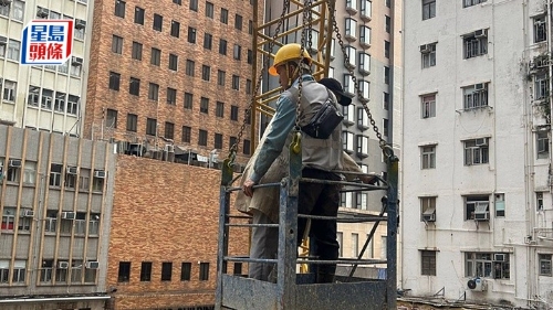 工人将居民救走