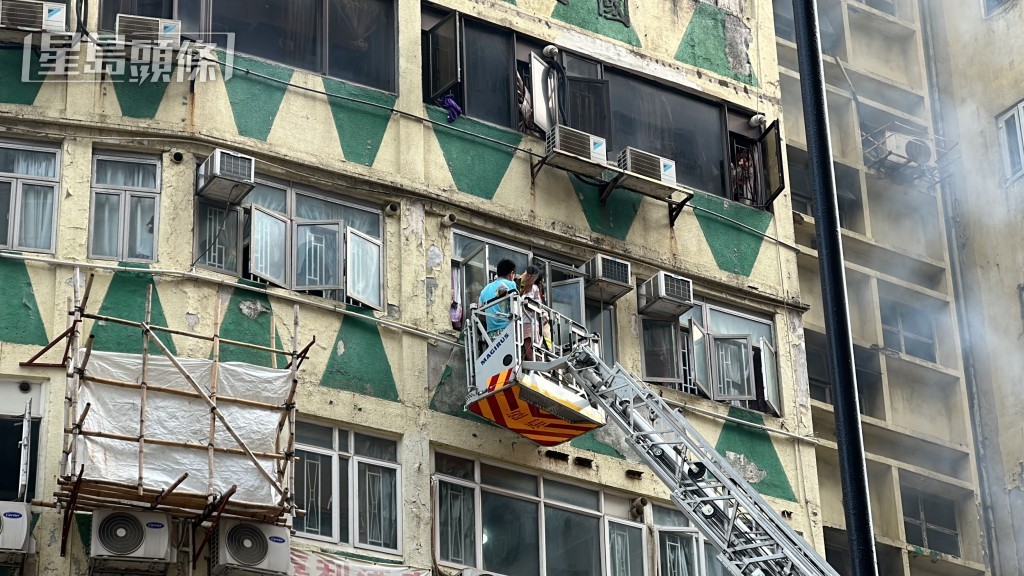 消防架起云梯救人 消防架起云梯救人