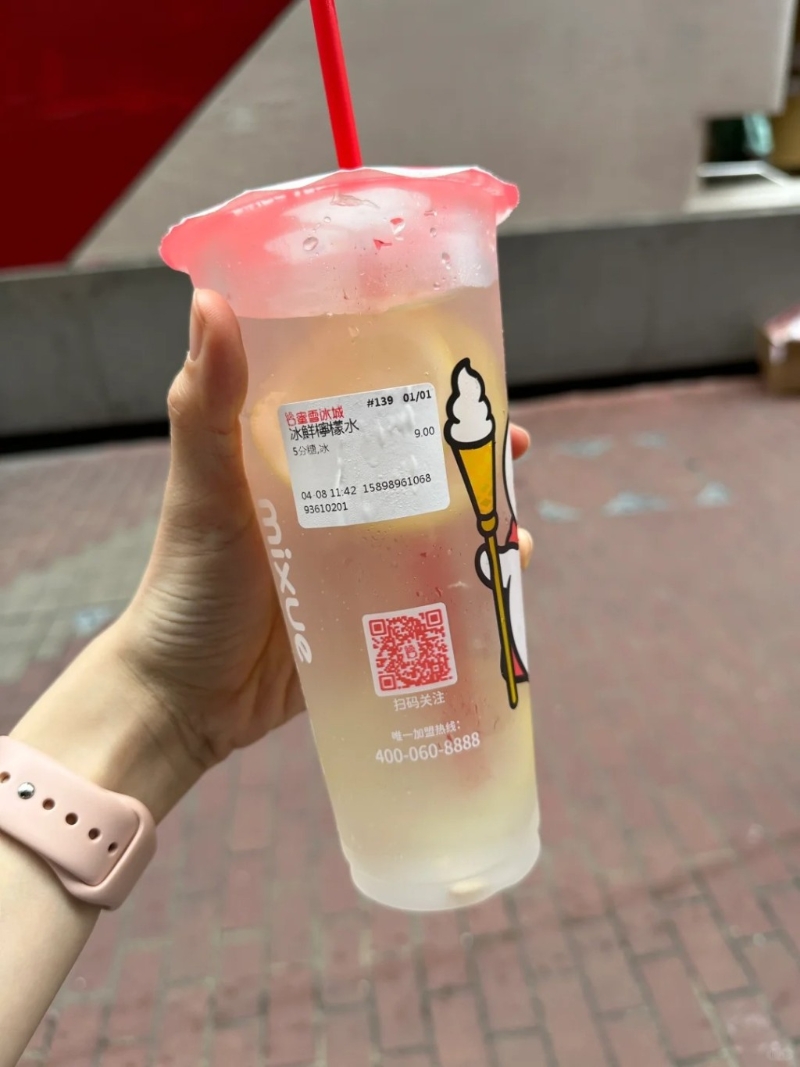 香港蜜雪冰城的柠檬水卖$9。 香港蜜雪冰城的柠檬水卖$9。