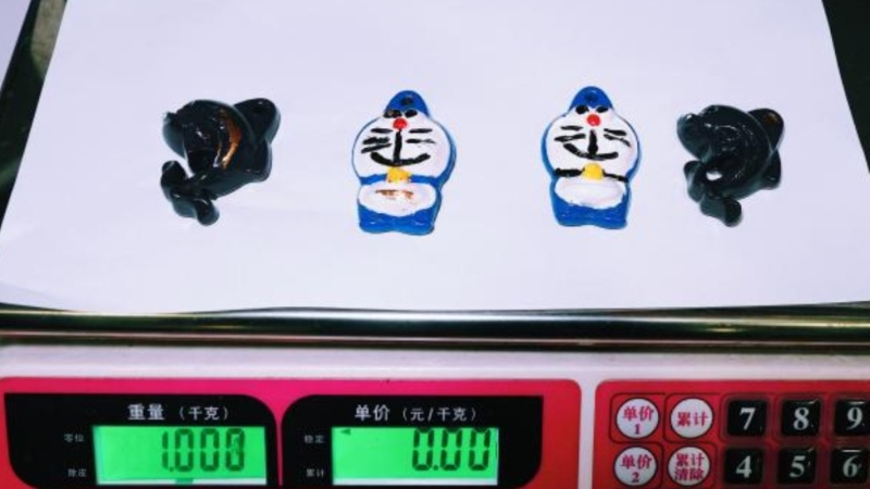 有旅客用黄金制成不同卡通人物造型吊饰