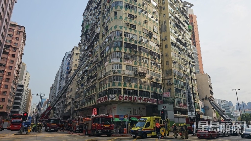 消防升起云梯进行拯救。 消防升起云梯进行拯救。