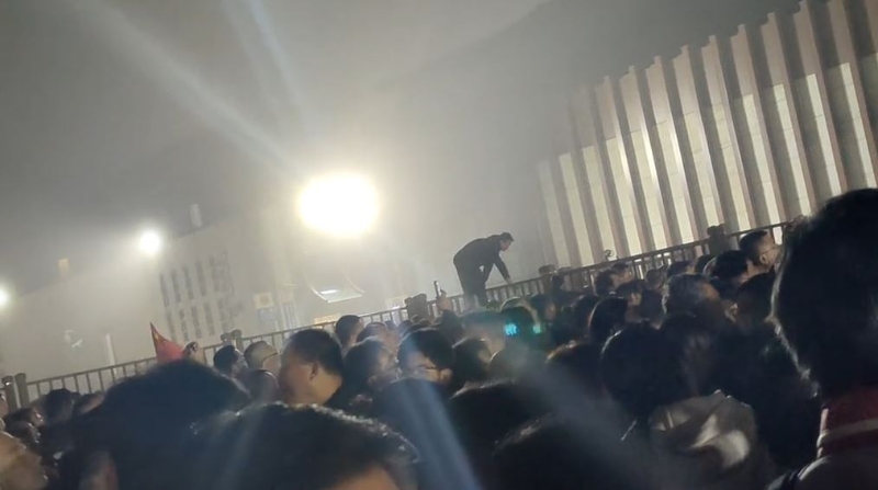 浙江舟山普陀山景区日前大雾轮船停航,码头外滞留大量旅客,险酿人踩人。 浙江舟山普陀山景区日前大雾轮船停航,码头外滞留大量旅客,险酿人踩人。