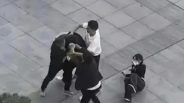 监控视频见到醉汉闯入校园与小超等男生纠缠。 监控视频见到醉汉闯入校园与小超等男生纠缠。