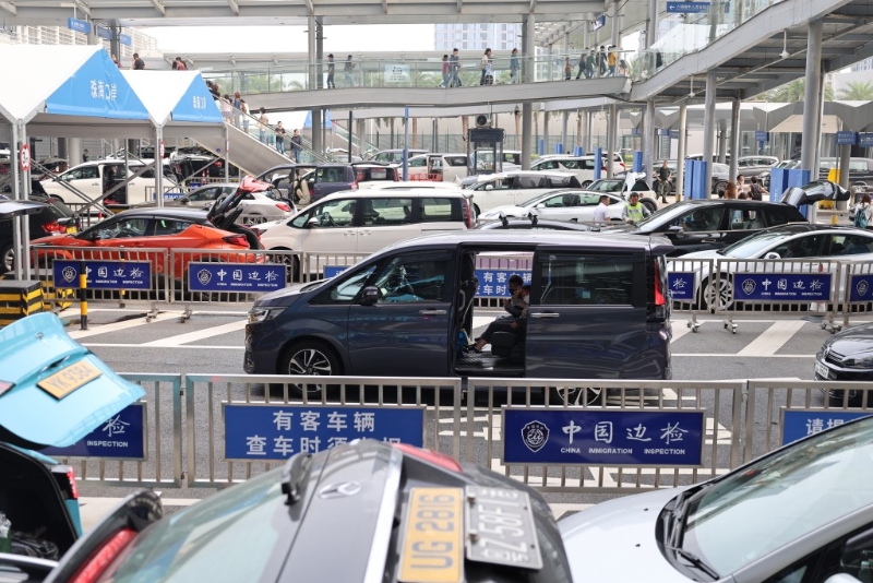 车辆在港珠澳大桥珠海公路口岸等待通关。 新华社 车辆在港珠澳大桥珠海公路口岸等待通关。 新华社