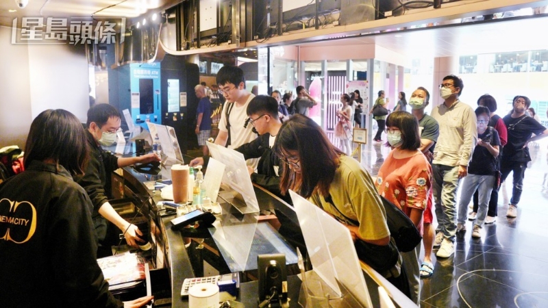 不少市民到朗豪坊戏院排队抢购。 不少市民到朗豪坊戏院排队抢购。