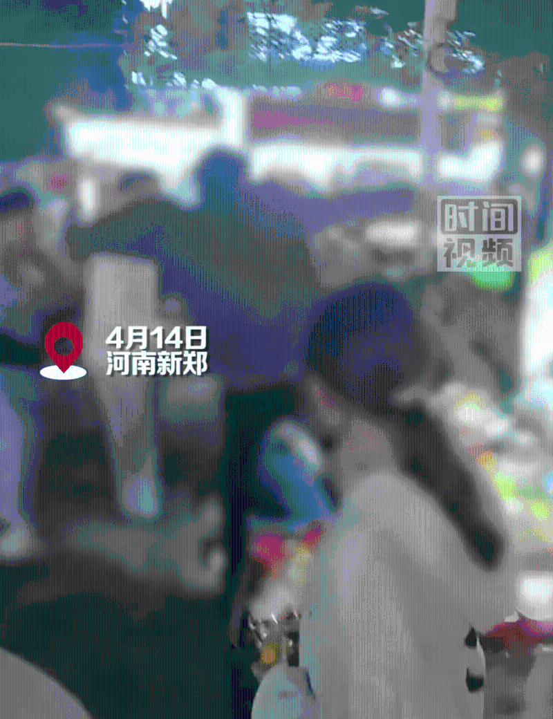 据称两醉汉当街调戏女孩，引发冲突。