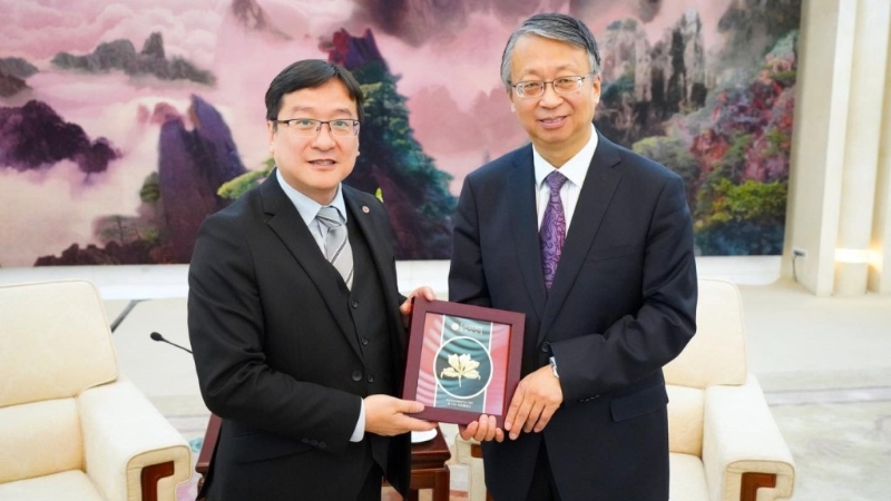 香港律师会会长陈泽铭与全国人大常委会香港基本法委员会、法制工作委员会主任沈春耀合照。 香港律师会会长陈泽铭与全国人大常委会香港基本法委员会、法制工作委员会主任沈春耀合照。