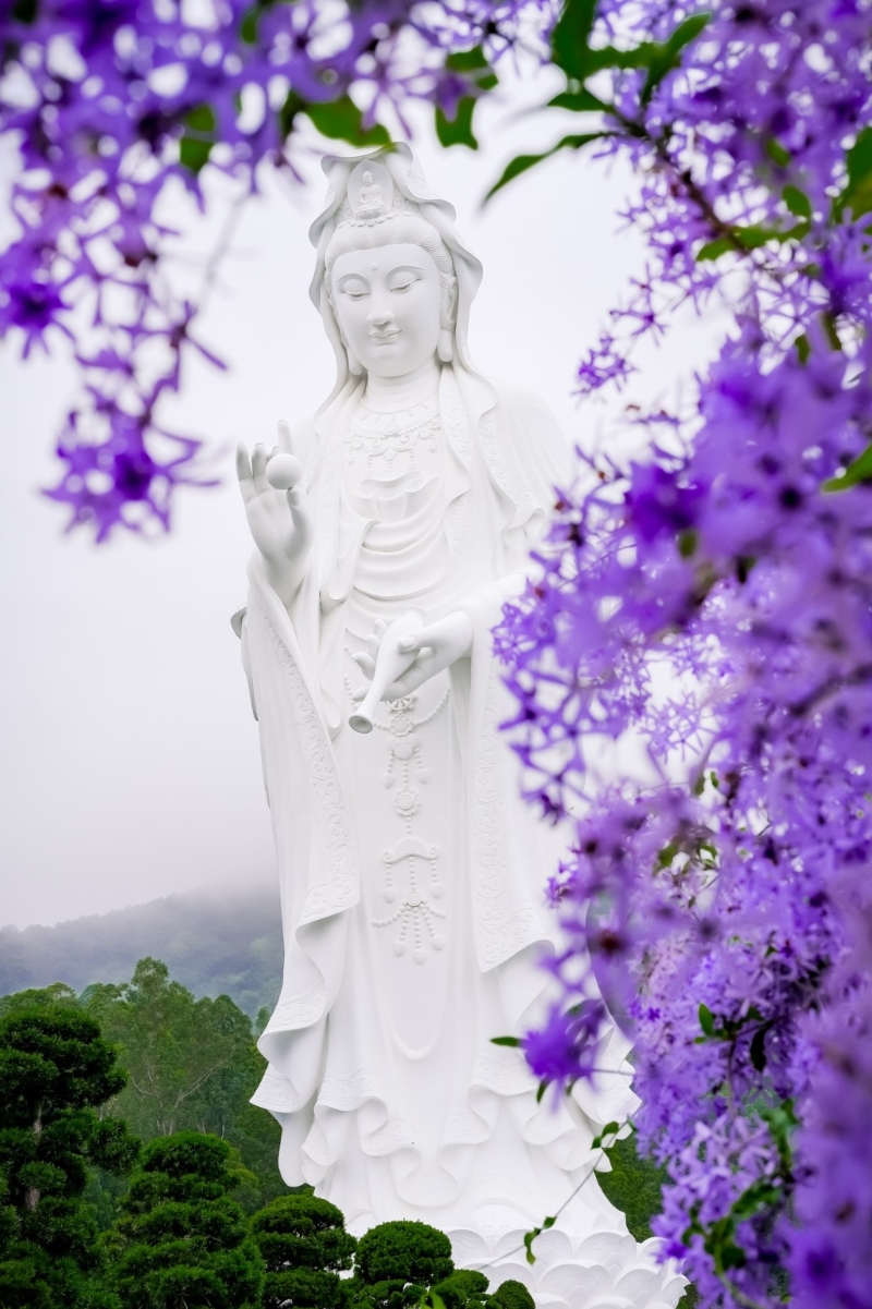 远看像为观音圣像添新衣。 远看像为观音圣像添新衣。